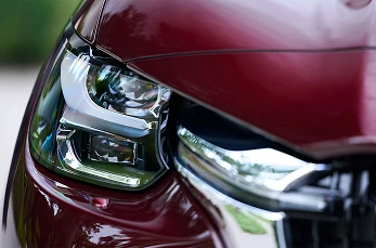 DISTINCTIVE LED HEADLIGHTS