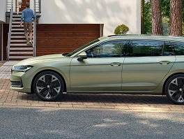 The aerodynamically optimised roofline with extended rear spoiler